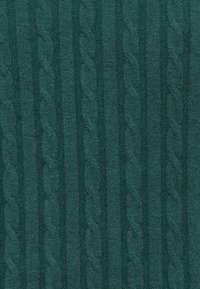 Tissu en tricot texturé de couleur bleu sarcelle profond, présentant des motifs en câble verticaux avec des reliefs, offrant une apparence douce et chaude.