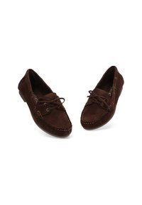 Zapatos mocasines de ante marrón con punta redonda, diseño con cordones y detalles de costura en contraste a lo largo de los bordes. Suelas planas y estilo casual.