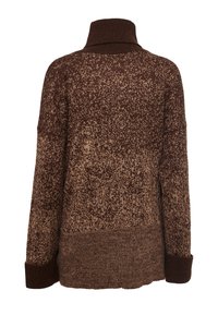 Braun- und beige-gemusteter Strickrollkragenpullover mit langen Ärmeln und gerippten Bündchen und Saum, von hinten gezeigt.