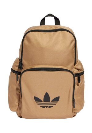 Beżowy plecak z czarnymi suwakami i przednią kieszenią z dużym czarnym logo Adidas trefoil.