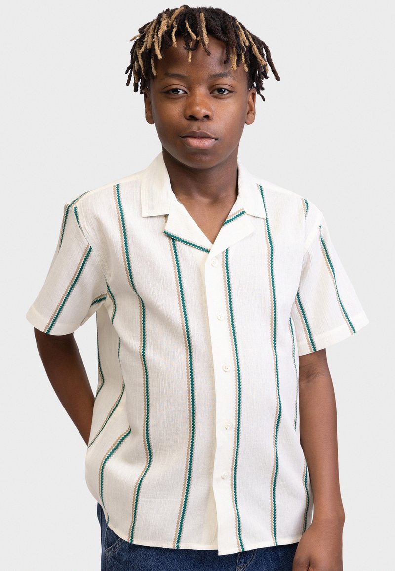 Kurzarmpf-shirt in Weiß und Grün mit horizontalen Streifen, leichtem Stoff, weicher Textur und einem Camp-Kragen-Design.