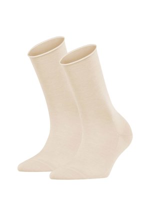 Beige Knöchelsocken aus einem glatten, dehnbaren Stoff. Sie verfügen über einen gerippten Saum und ein rundes Zehen-Design. Keine sichtbaren Muster oder Akzente.