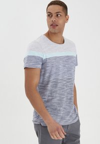 Grå og marineblå stribet t-shirt med korte ærmer, lyseblå vandret bånd, rund halsudskæring og et let tekstureret stof.