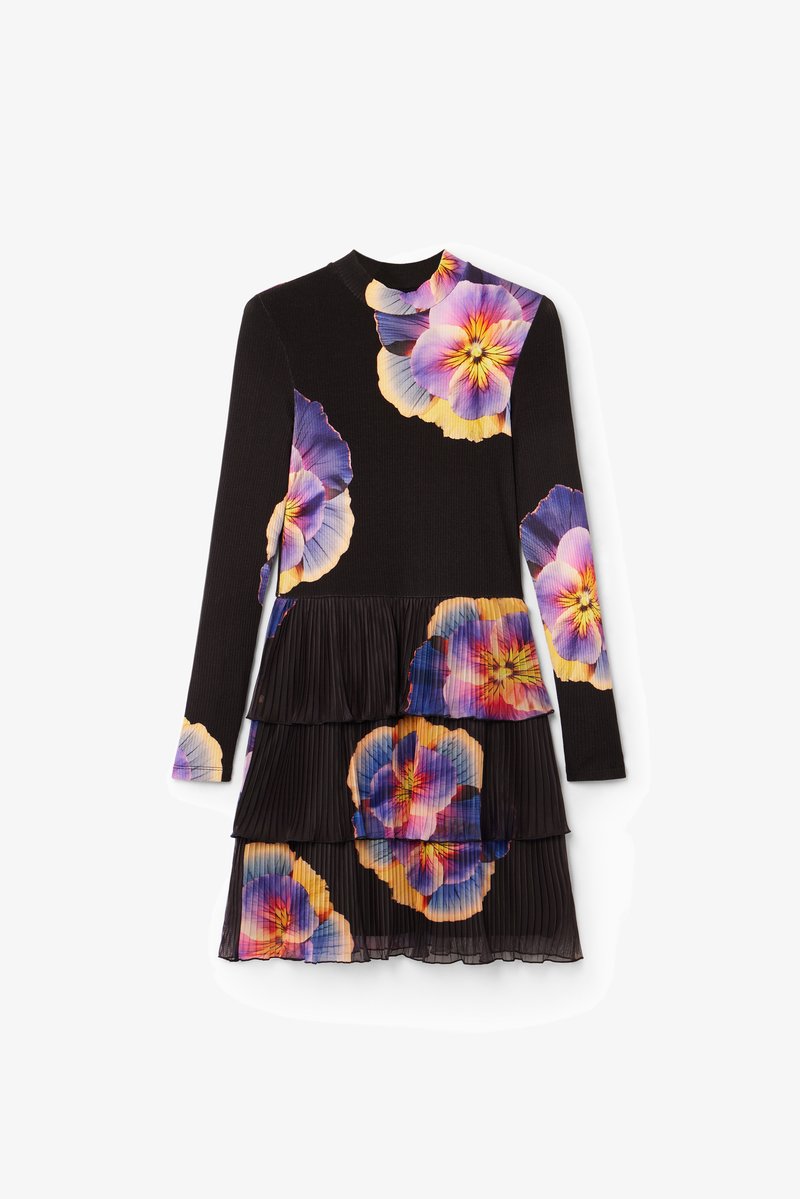 Robe noire à manches longues, ornée de motifs floraux vibrants en violet et jaune, avec des sections de jupe plissées en couches.