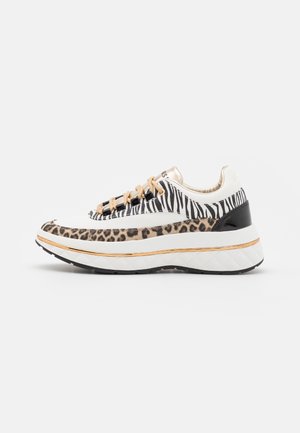 Sneaker mit Zebra- und Leopardenmustern, schwarzem und weißem Synthetik-Obermaterial, goldenen Akzenten und einer dicken weißen Zwischensohle.