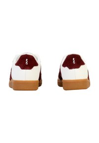 Sneakers bianchi con dettagli in suede bordeaux e suola in gomma marrone. Il retro presenta un piccolo logo e una finitura texturizzata.