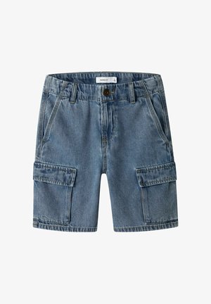 Niebieskie dżinsowe szorty cargo dla dzieci z przednim guzikiem, szlufkami na pasek, bocznymi kieszeniami oraz klapami na kieszeniach na każdej nodze.