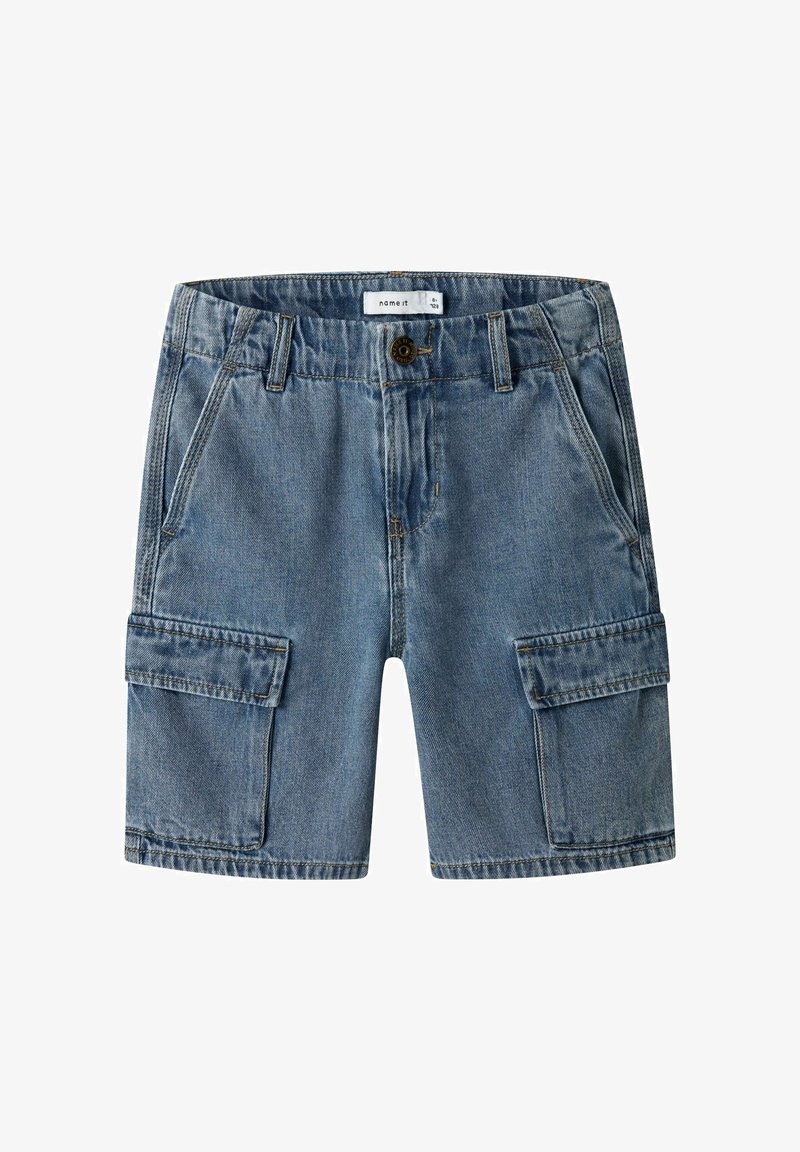 Μπλε τζιν cargo σορτς για παιδιά με κουμπί στο μπροστινό μέρος, θηλιές για ζώνη, πλαϊνές τσέπες και τσέπες με καπάκι σε κάθε πόδι.