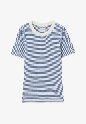 Camiseta a rayas en azul y blanco con cuello redondo, mangas cortas y textura de punto. Presenta un logo en la manga y un cuello en contraste.