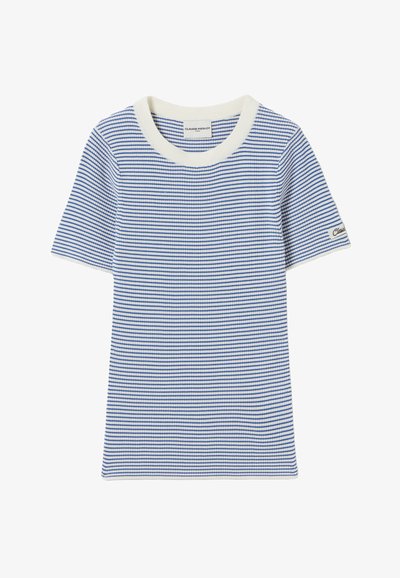 Maglietta a righe blu e bianca con collo rotondo, maniche corte e texture in maglia. Presenta un logo sulla manica e un colletto a contrasto.