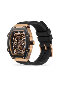 Montre rectangulaire noire avec des accents dorés. Le cadran ajouré affiche des sous-cadrans ; le bracelet en caoutchouc présente des détails texturés et des éléments en métal.
