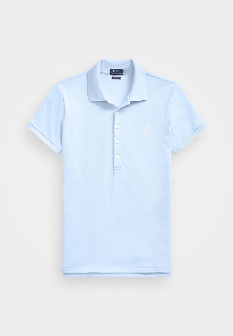 Polo bleu clair à manches courtes avec col, quatre boutons blancs et petit logo brodé sur la poitrine gauche.