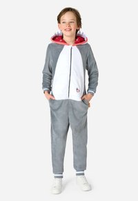 Grijze fleecemasker met een witte buik en capuchon, met roze haai vinnen en een rode binnenprint. Inclusief zijzakken en gestreepte manchetten.