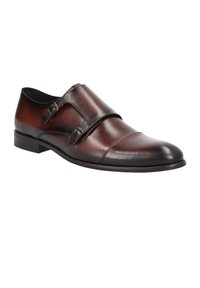 Brązowe skórzane buty monk strap z dwoma regulowanymi metalowymi klamrami, zaokrąglony czubek, gładkie wykończenie i kontrastujący ciemniejszy nos.