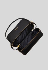 Borsa in pelle nera con zip e attrezzature dorate, presenta un comparto con cerniera che mostra un rivestimento nero decorato e una maniglia superiore.