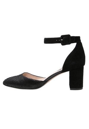 Schwarzer Damenblockabsatzschuh mit strukturierter spitzer Kappe, Veloursleder-Knöchelriemen mit quadratischer Schnalle und geschlossenem Fersenbereich.
