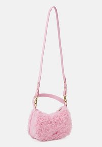 Różowa torebka z puszystym, teksturowanym korpusem i gładkimi skórzanymi uchwytami. Zawiera hardware w odcieniu złota oraz zamek błyskawiczny. Kompaktowy, wygięty kształt.