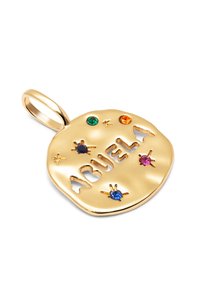 Goldfarbener Anhänger mit der eingravierten Aufschrift "ABUELA", verziert mit bunten Edelsteinen: grüne, orange, blaue, lila und rosa Akzente auf einer strukturierten Oberfläche.