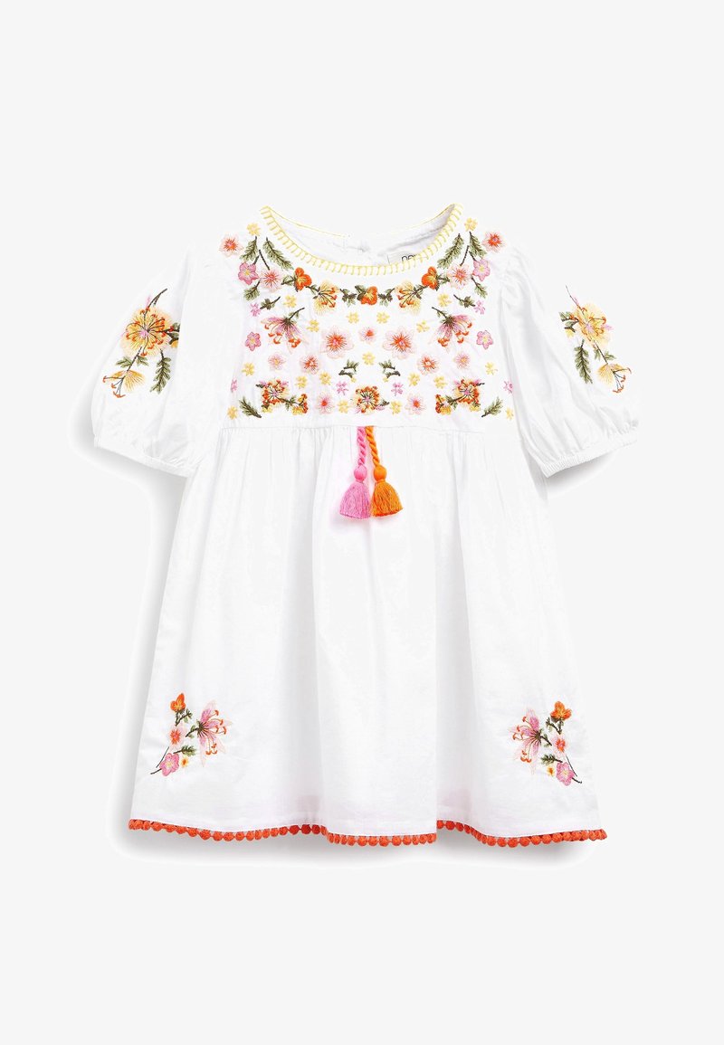 Biała bawełniana sukienka z kolorowym haftem kwiatowym, bufiastymi rękawami, okrągłym dekoltem z żółtym wykończeniem oraz pomponami w kolorze pomarańczowym w pasie.