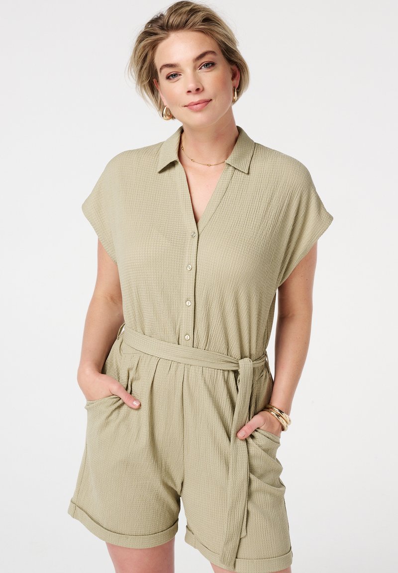 Lichtgroene, short-sleeve romper met kraag, knoopsluiting aan de voorkant, elastische taille en ceintuur. Heeft twee zijzakken en een gestructureerde stof.