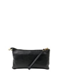 Zwarte leren clutch met gestructureerd oppervlak, gouden ritssluiting en afneembare polsband. Rectangulaire vorm met minimalistisch ontwerp.