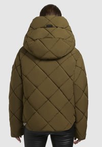 Olijfgroene pufferjack met een gewatteerd ruitpatroon en een grote capuchon. Bevat een zwart labeldetail aan de achterkant en heeft een ontspannen pasvorm.