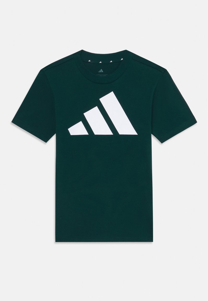 Tumši zaļš kokvilnas T-krekls ar īsām piedurknēm, ribota apļa apkakle un liels balts Adidas logs, kas atgādina trīs uz augšu vērstas svītras.