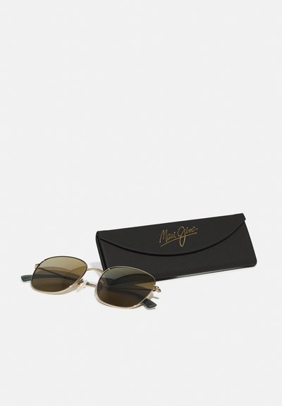 Okulary przeciwsłoneczne z złotą metalową ramą, brązowymi soczewkami i zielonymi plastikowymi końcówkami. W zestawie czarne etui z złotym logo "Maui Jim".