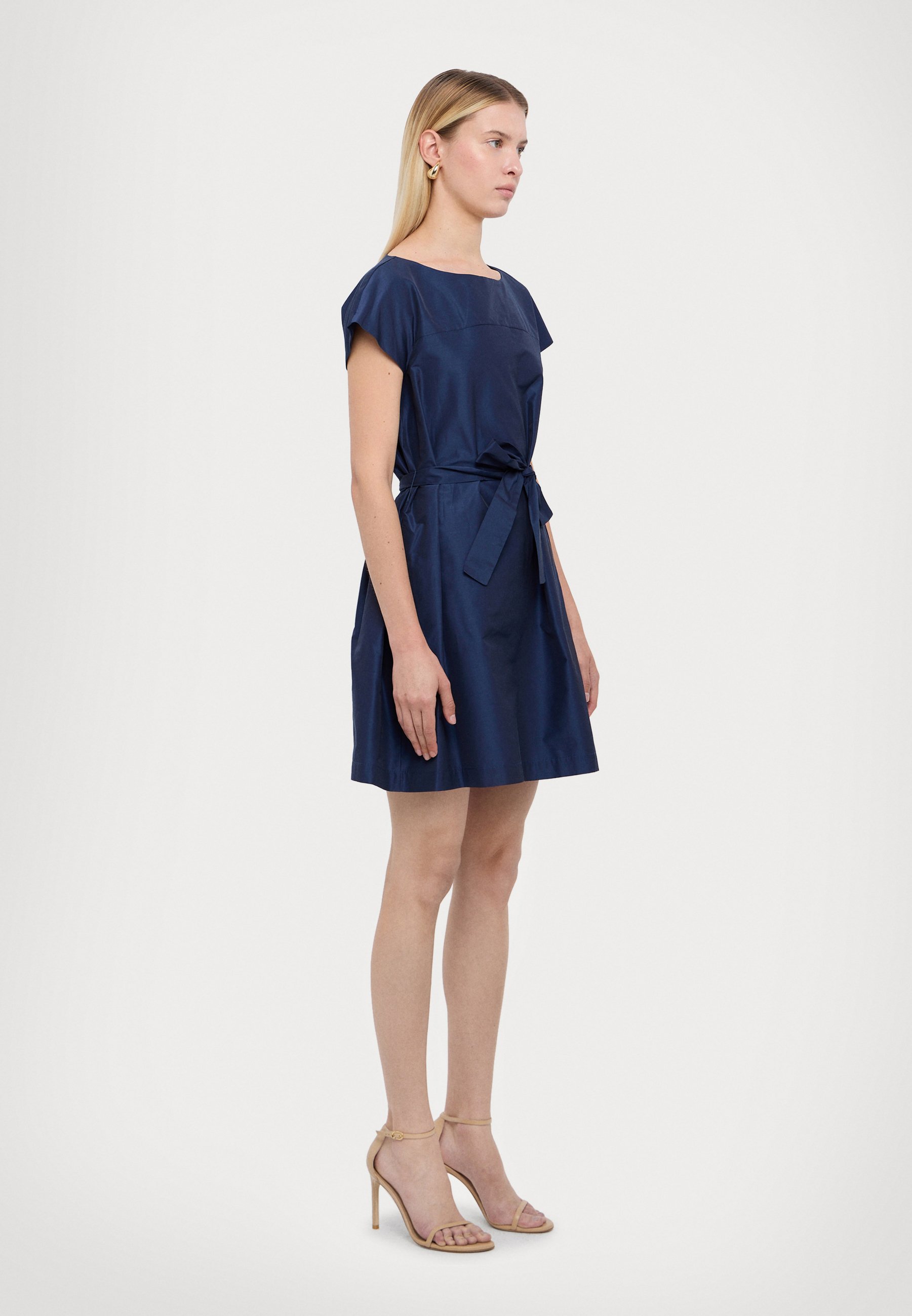 Robe Weekend Max Mara Taille 38 Bleu - Occasion Très Bon État - Sans Manches Midi Évasée