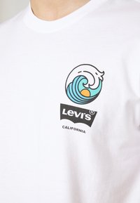 Levi's® SS RELAXED FIT TEE - T-shirt estampada - surf club white