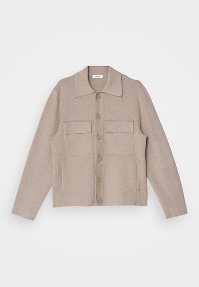 Chaqueta de mezcla de lana beige con cuello, cierre de botones en la parte delantera, dos grandes bolsillos en el pecho y bolsillos en las costuras laterales. Diseño de corte recto.