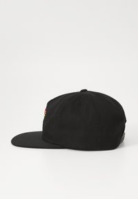 Sort kasket lavet af stof med en flad skygge. Har broderet design på forsiden og ventilationshuller på toppen.