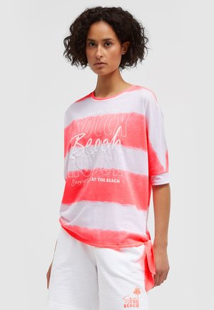 Soccx, SOCCX OVERSIZE T-SHIRT MIT STREIFEN UND SAUMKNOTEN - T-Shirt print - neon coral