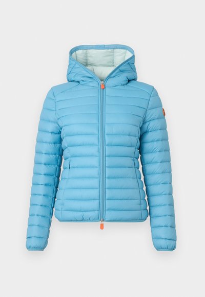 Veste matelassée bleu clair avec un design à côtes horizontales, capuche réglable et fermeture éclair à l'avant avec un tirette orange. Doublure intérieure douce.