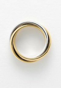 Guld- och silverfärgade sammanflätade ringar med en slät, polerad yta; rund form visar en sömlös design och kontrasterande metallfärger.