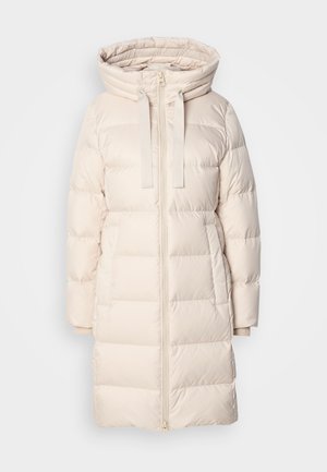 Lys beige pufferjakke med hætte, der har lynlåslukning, sidelommer og vandrette quiltede sektioner til isolering.
