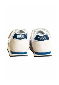 Sneakers bianchi e grigio chiaro con accenti in suede, dettagli blu e la scritta '1968' stampata sul tallone. Chiusura con strap in velcro. Suola in gomma.