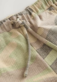 REGULAR FIT - Spodnji deli trenirk - camo