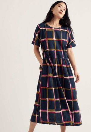 Seasalt Cornwall, SEASALT CORNWALL BROUSE DRESS - Freizeitkleid - navy - window panes maritime rosa