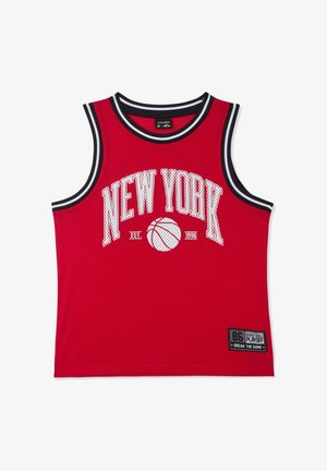 Canotta da basket rossa senza maniche con rifiniture nere e bianche, scritta "NEW YORK", grafica di un pallone da basket e toppa "Basketball Playoff".