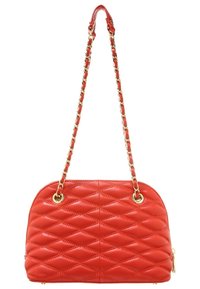 Červená prošívaná kožená kabelka zaobleného tvaru, s zlatým řetízkem a zlatými kovovými akcenty. Texturovaný diamantový vzor.