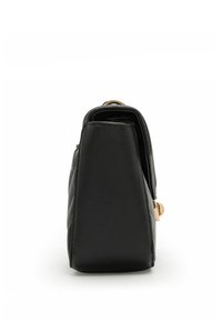 Bolso de mano negro de cuero sintético con un diseño acolchado, forma estructurada y acentos de hardware en tono dorado. Vista lateral que muestra una textura lisa.