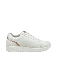 Zapatilla baja blanca con suela texturizada, cordones en la parte delantera y acentos metálicos en rosa dorado en el talón y la lengua.
