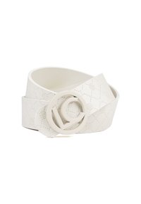 Cinto de cuero blanco con patrón en relieve, que presenta una hebilla con logo circular en el centro. El diseño es ancho y liso con una superficie texturizada.