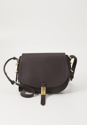 Ruda odinė per petį nešiojama rankinė su užsegimu ant sklendės, aukso detalėmis ir logotipu ant dirželio. Turi trumpą ir ilgą reguliuojamą diržą.