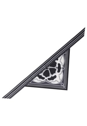 Czarno-biała trójkątna chusta z wzorami łańcuchów i lin oraz paskowymi brzegami, złożona ukośnie na białym tle.