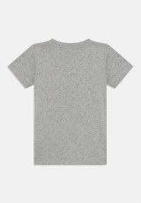 Grå t-skjorte med korte ermer laget av mykt stoff, med rund hals og en enkel design uten mønstre eller detaljer.