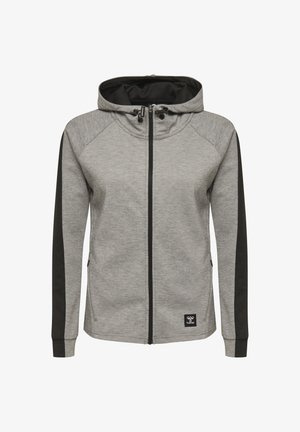 Jasnoszara bluza rozpinana z kapturem z czarnymi panelami na rękawach, regulowanymi sznurkami kaptura, przednimi kieszeniami i małą naszywką z logo blisko dolnego brzegu.