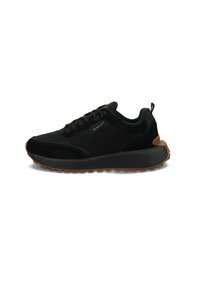 Schwarze Athletikschuhe mit einem strukturierten Wildleder-Obermaterial, Gummisohle und gepolstertem Schaft. Mit Schnürdesign und kontrastierender beiger Sohle.