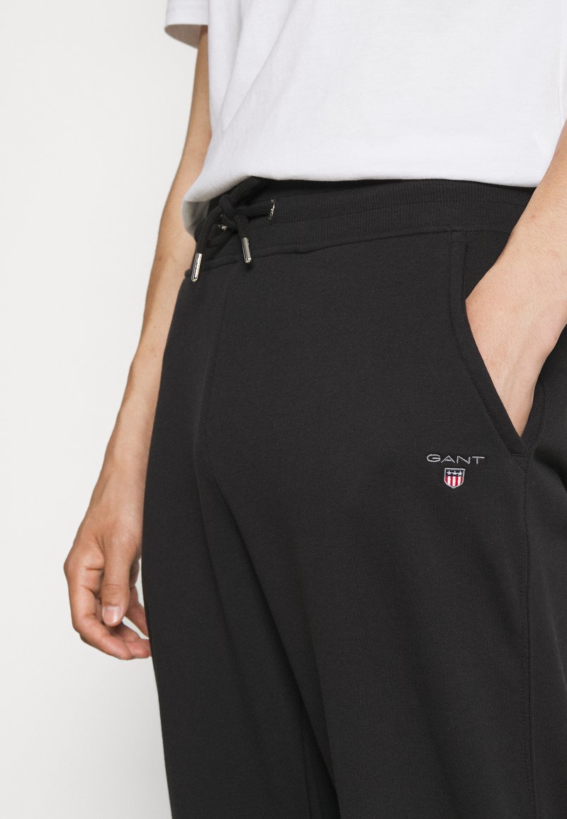 Herren Trainingsanzüge | GANT ORIGINAL PANTS Jogginghose black/schwarz - CM20390 Herren Trainingsanzüge | GANT ORIGINAL PANTS Jogginghose black/schwarz - CM20390